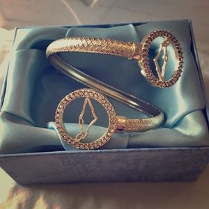 Gold bracelet w/ shape of Israel on each side NWOT